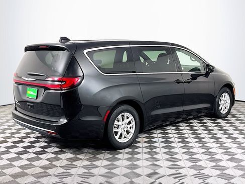 Used 2023 Chrysler Pacifica Touring FWD image 8