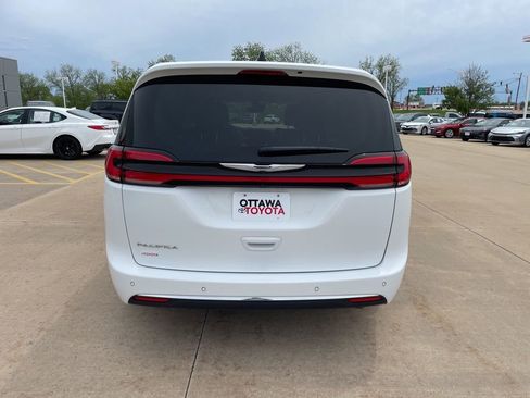 Used 2024 Chrysler Pacifica Touring-L FWD image 6