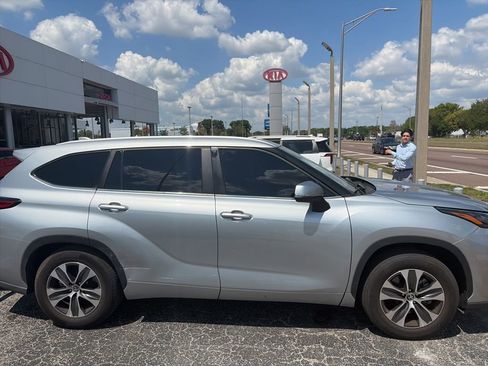 Used 2023 Toyota Highlander XLE image 3