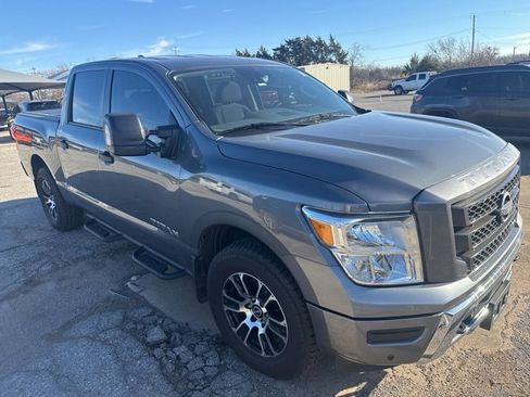 Used 2023 Nissan Titan SV w/ SV Convenience Package image 3