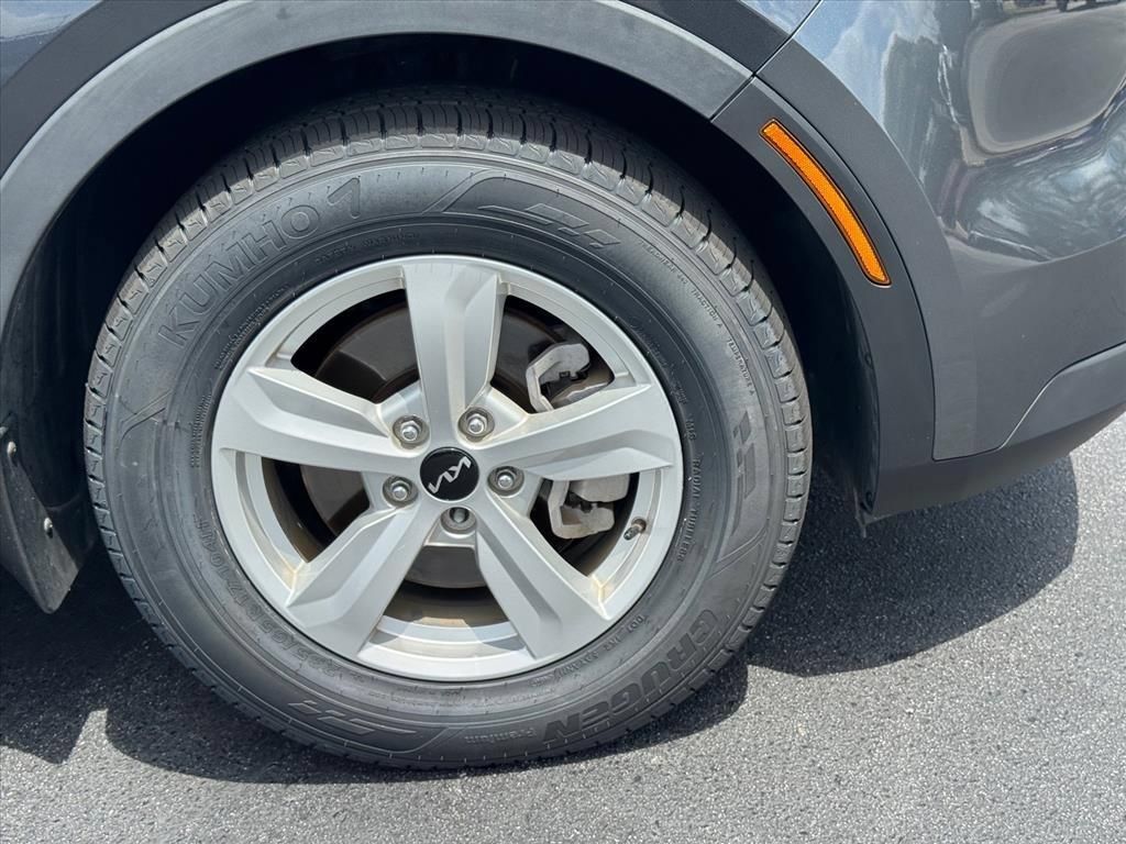 Certified 2023 Kia Sorento LX FWD image 9