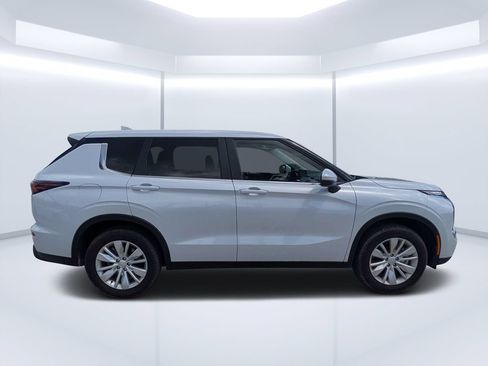 Used 2025 Mitsubishi Outlander ES FWD image 2