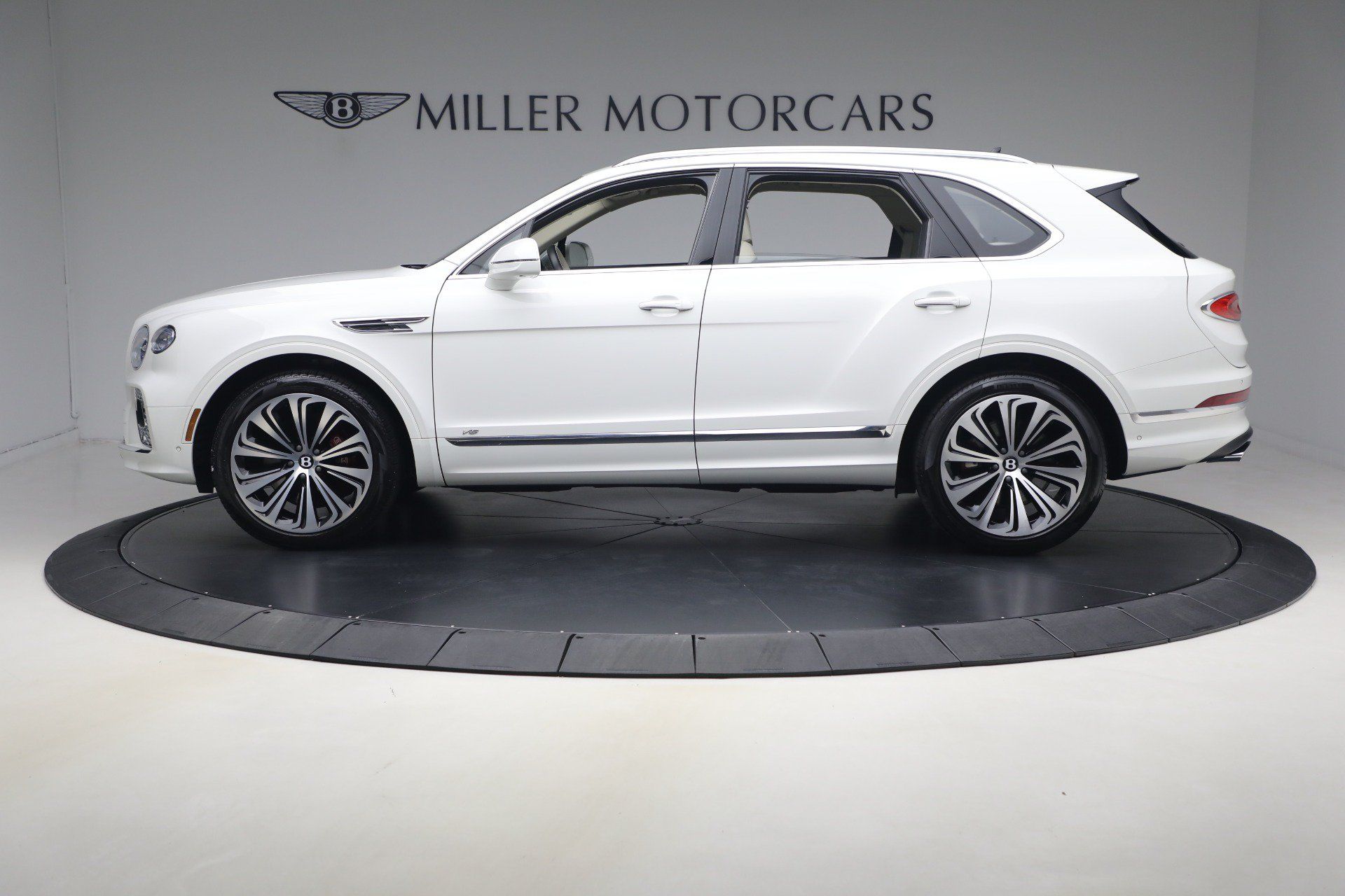 Certified 2022 Bentley Bentayga AWD/4WD image 3