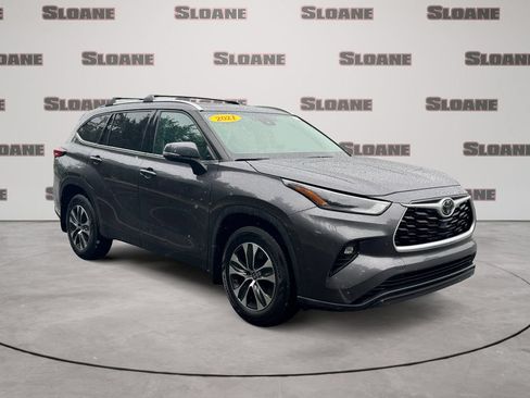 Used 2021 Toyota Highlander XLE AWD/4WD image 7
