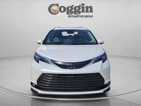 Certified 2026 Toyota Sienna XLE FWD image 5