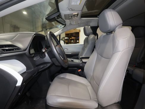 Used 2025 Toyota Sienna XLE image 20