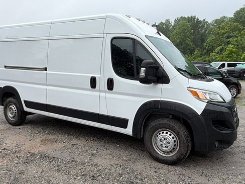 Used 2024 RAM ProMaster 2500 w/ Convenience Group FWD image 5