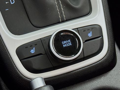 Used 2023 Hyundai Venue Limited image 4