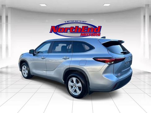 Used 2024 Toyota Highlander LE AWD/4WD image 5