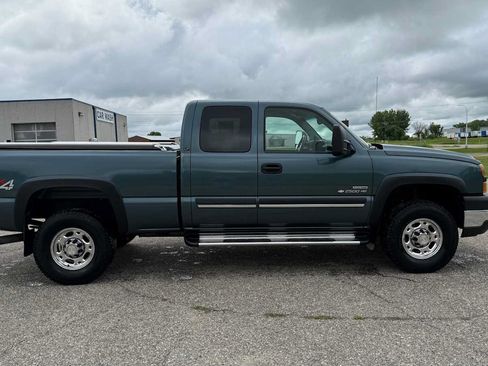Used 2006 Chevrolet Silverado 2500 LT w/ Heavy-Duty Power Package AWD/4WD image 3