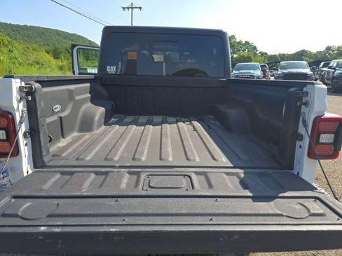 Used 2023 Jeep Gladiator Rubicon w/ Cold Weather Group AWD/4WD image 23