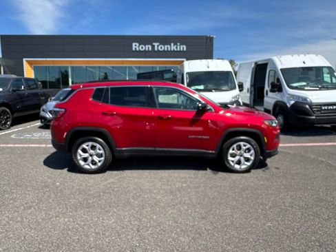 Used 2025 Jeep Compass Latitude AWD/4WD image 10
