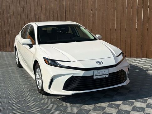 Used 2025 Toyota Camry LE image 12