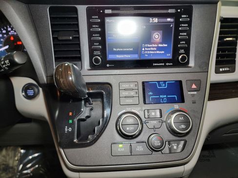 Used 2020 Toyota Sienna XLE FWD image 28