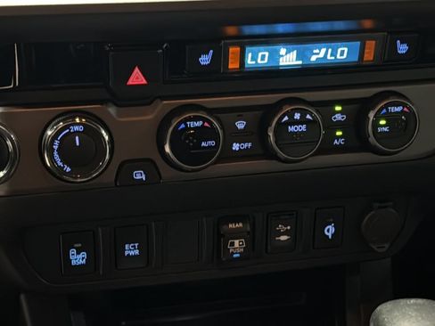 Used 2018 Toyota Tacoma SR5 AWD/4WD image 28