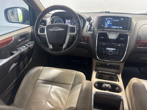 Used 2015 Chrysler Town & Country Limited Platinum FWD image 20
