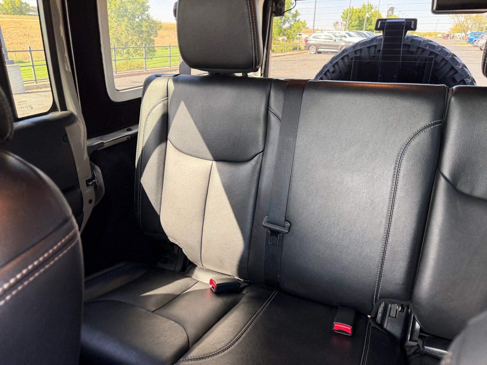 Used 2018 Jeep Wrangler Unlimited Sahara w/ Connectivity Group AWD/4WD image 18
