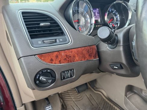 Used 2014 Chrysler Town & Country Touring-L w/ Driver Convenience Group FWD image 12