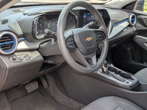 Used 2025 Chevrolet Trax LS FWD image 32
