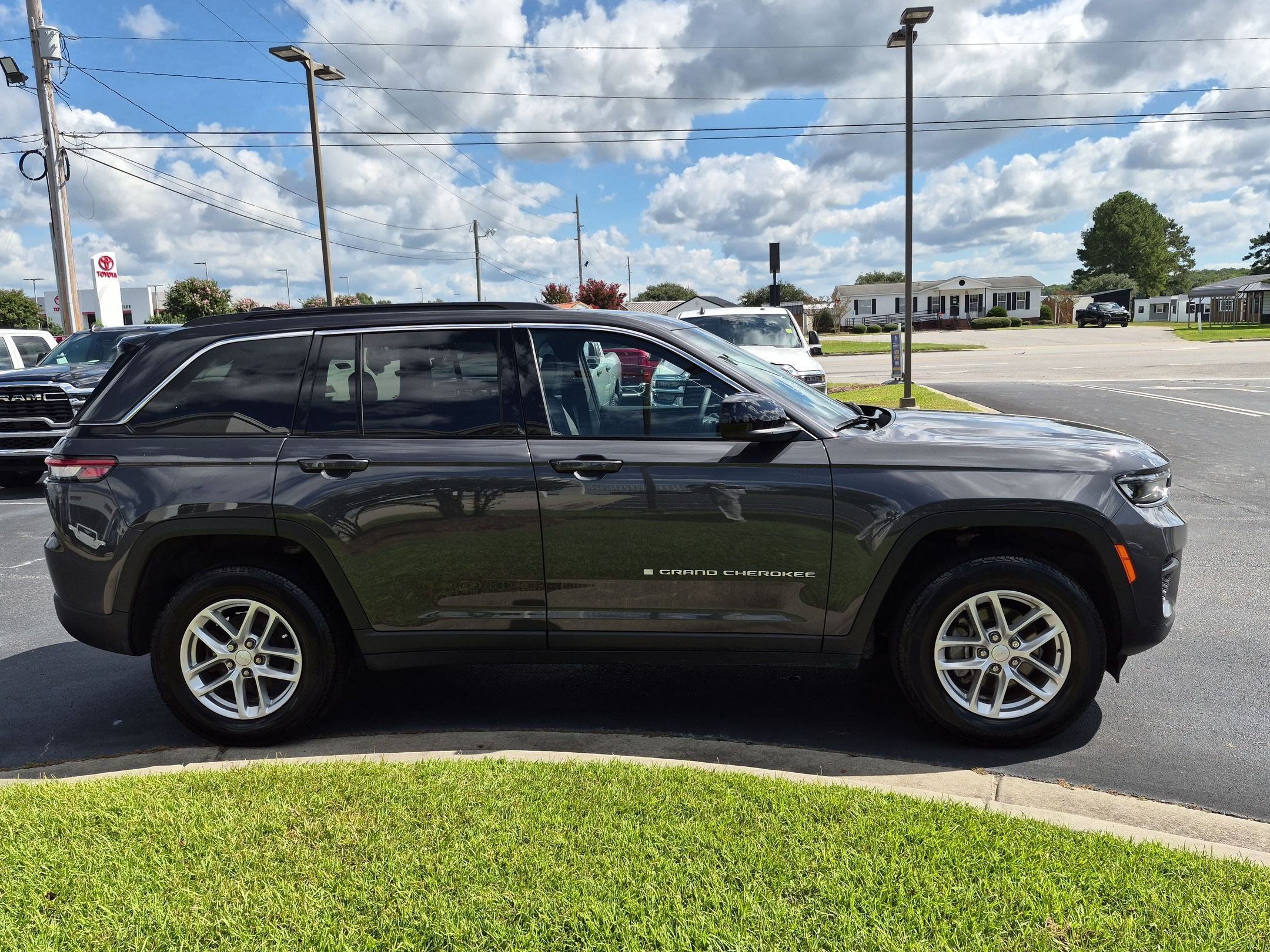 Used 2025 Jeep Grand Cherokee Laredo X w/ Luxury Tech Group I AWD/4WD image 4