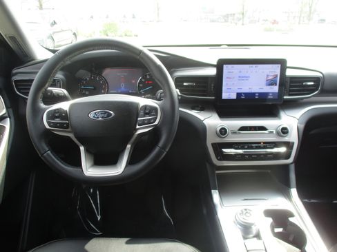 Used 2024 Ford Explorer XLT w/ Equipment Group 202A AWD/4WD image 15