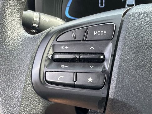 Certified 2025 Hyundai Venue SE image 24