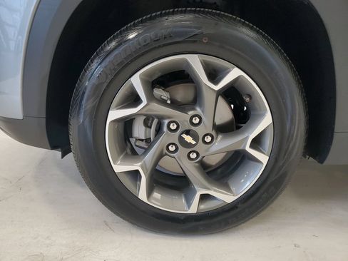 Used 2025 Chevrolet Trax LT w/ LT Convenience Package FWD image 8