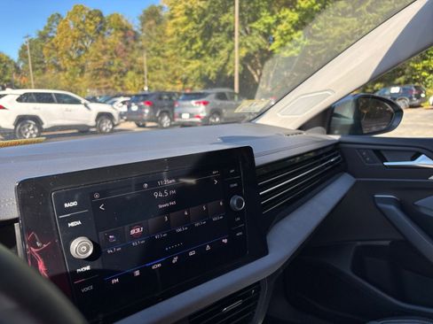 Used 2025 Volkswagen Jetta SE image 35