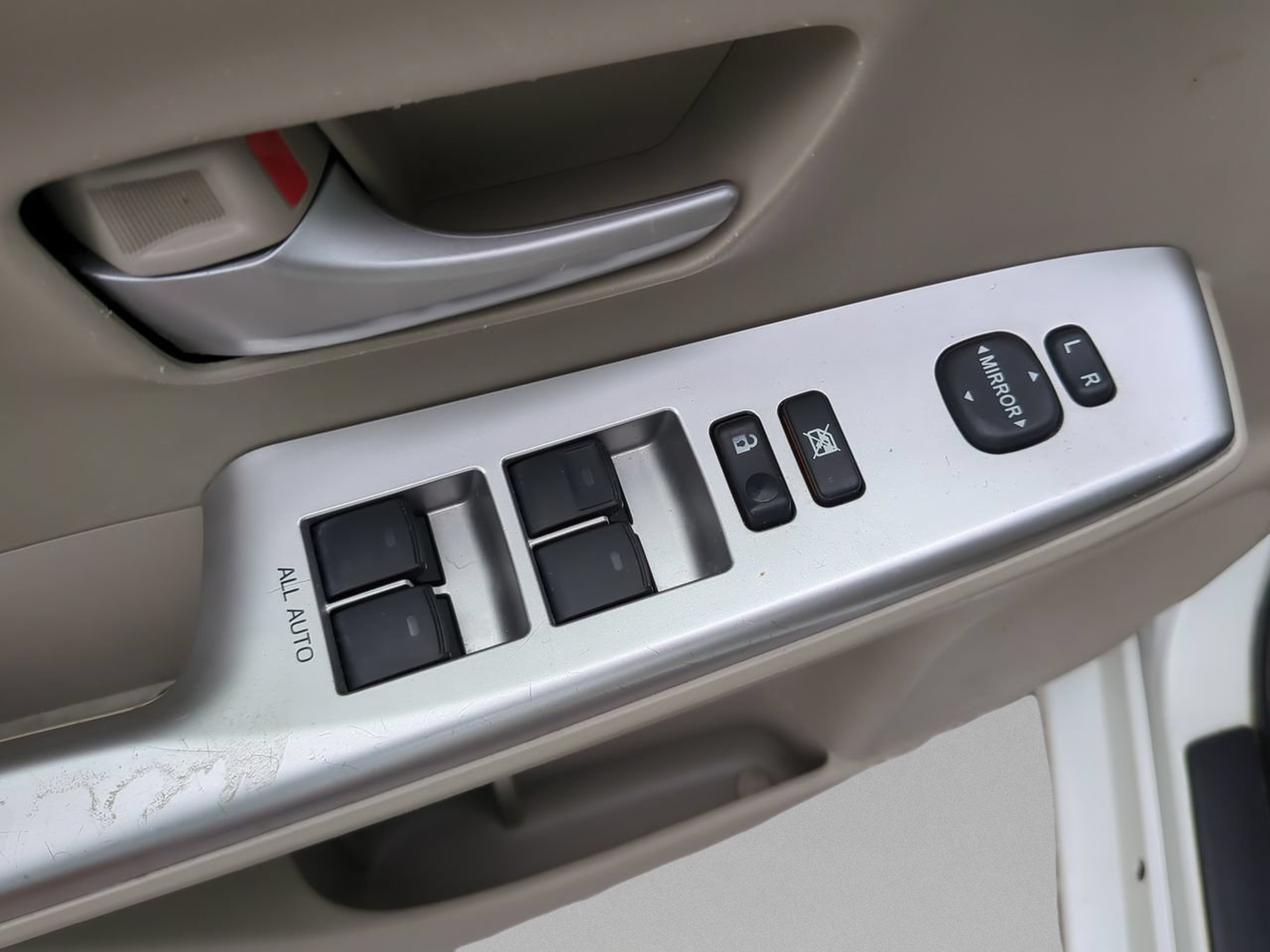 Used 2014 Toyota Prius V Five FWD image 16