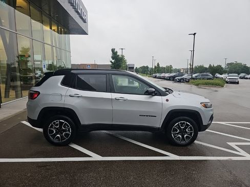 Used 2025 Jeep Compass Trailhawk AWD/4WD image 6