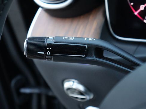 Used 2025 Mercedes-Benz GLC 300 4MATIC image 35