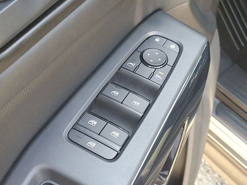 Used 2024 Nissan Pathfinder SV image 9