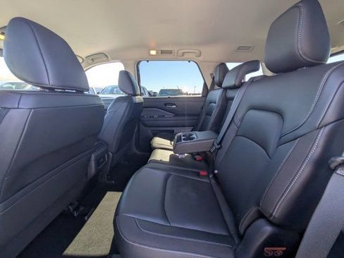 Used 2025 Nissan Pathfinder SL image 12