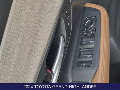 Used 2024 Toyota Grand Highlander AWD image 11
