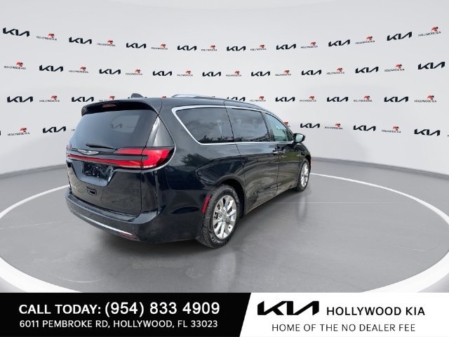 Used 2021 Chrysler Pacifica Touring-L FWD image 8