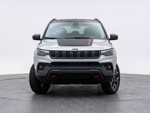 Used 2025 Jeep Compass Trailhawk AWD/4WD image 2