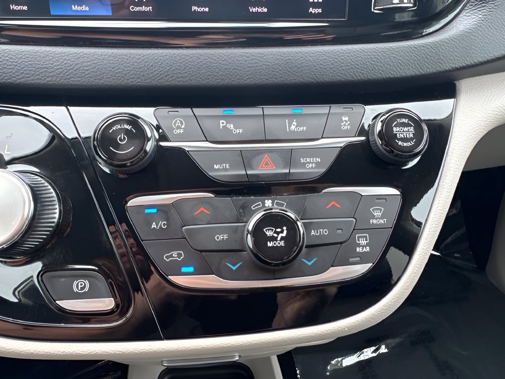 Used 2024 Chrysler Pacifica Touring-L FWD image 21