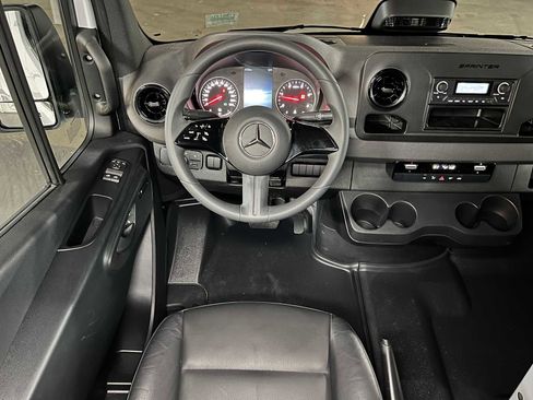 Used 2025 Mercedes-Benz Sprinter 2500 image 34
