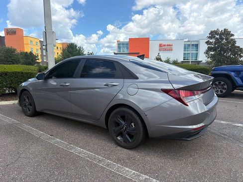 Used 2022 Hyundai Elantra SEL w/ Preferred Accessory Package FWD image 3