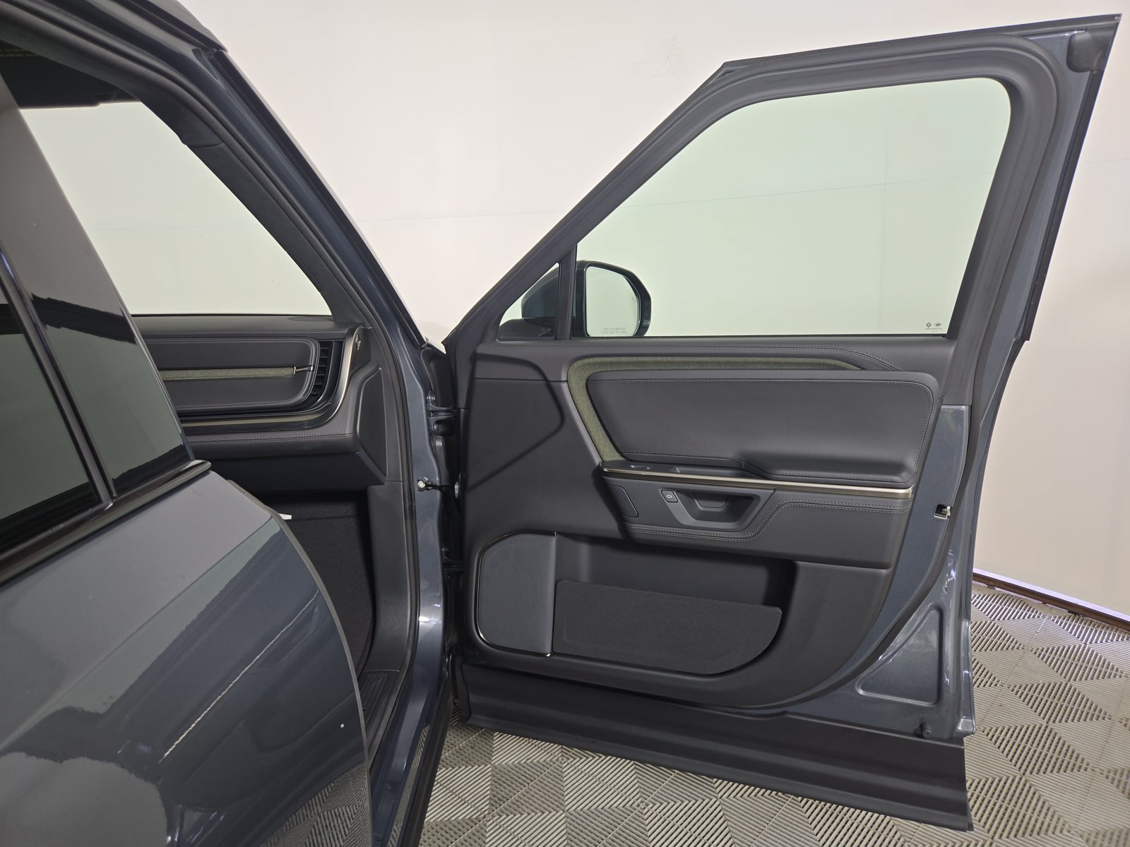 Used 2025 Rivian R1S Adventure Dual AWD/4WD image 18