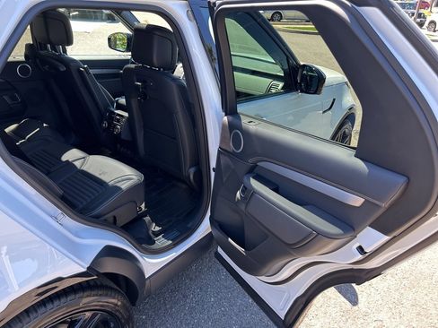 New 2025 Land Rover Discovery Dynamic SE image 17