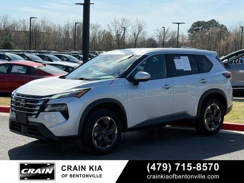 Used 2024 Nissan Rogue SV AWD/4WD image 3