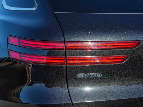 Used 2023 Genesis GV70 2.5T w/ Advanced Package image 9
