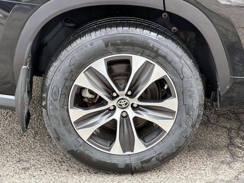 Certified 2021 Toyota Highlander XLE image 12