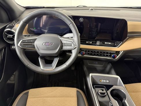 Used 2025 Chevrolet Equinox ACTIV w/ Convenience Package III image 4