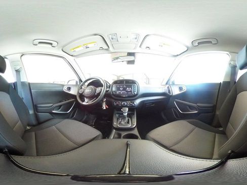 Used 2025 Kia Soul LX w/ LX Technology Package FWD image 39