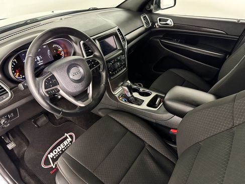Used 2018 Jeep Grand Cherokee Laredo AWD/4WD image 15