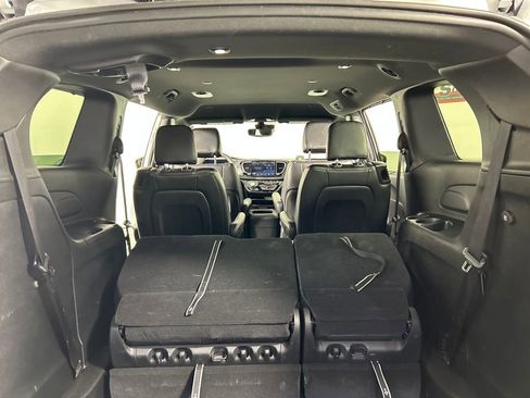 Used 2025 Chrysler Pacifica Select image 19