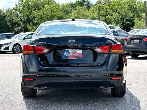 Used 2025 Nissan Altima 2.5 SV FWD image 14