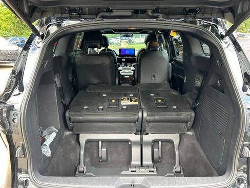 Used 2025 Toyota Sienna Platinum AWD/4WD image 10